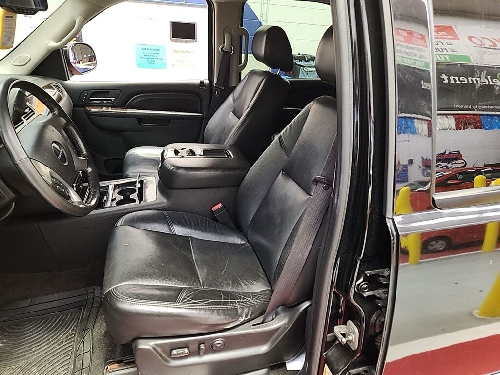 2010 Gmc Yukon Denali photo 2