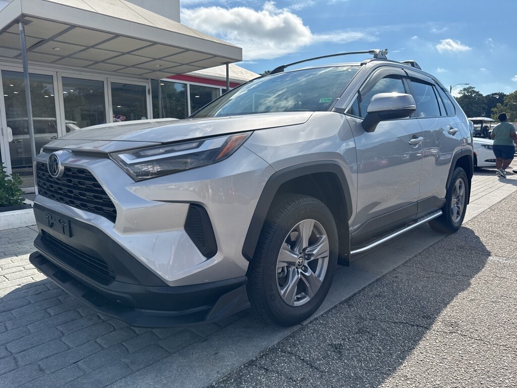 2022 Toyota RAV4 XLE photo 3