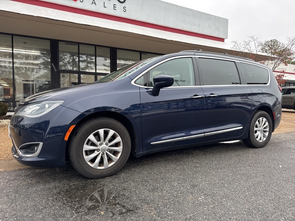 Used 2017 Chrysler Pacifica Touring-L Van