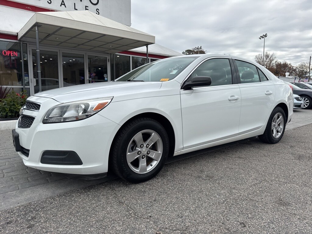 2013 Chevrolet Malibu LS photo 3