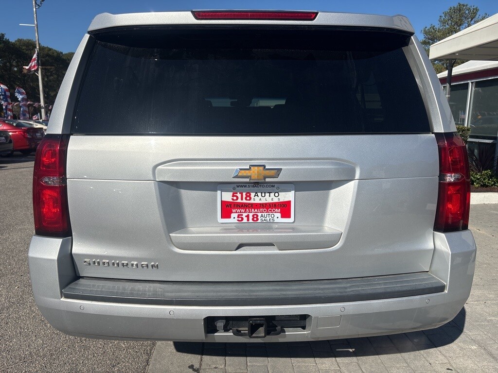 2018 Chevrolet Suburban LT photo 4