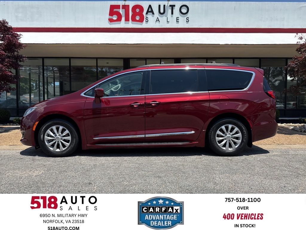 2017 Chrysler Pacifica Touring-L's photo