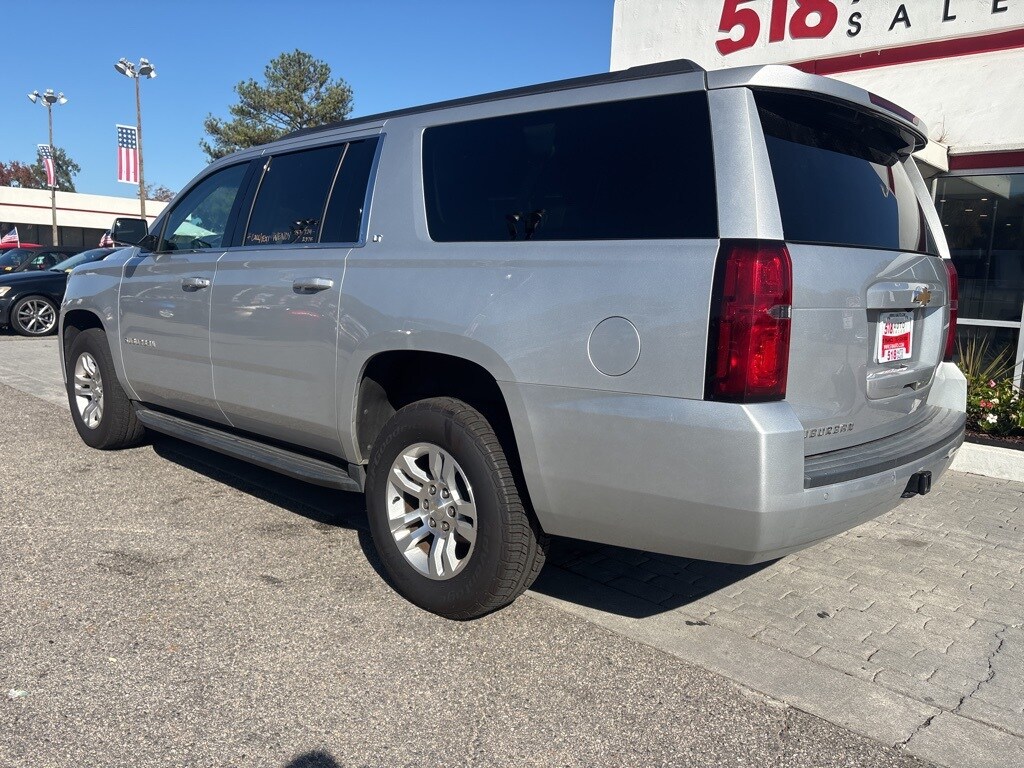 2018 Chevrolet Suburban LT photo 3