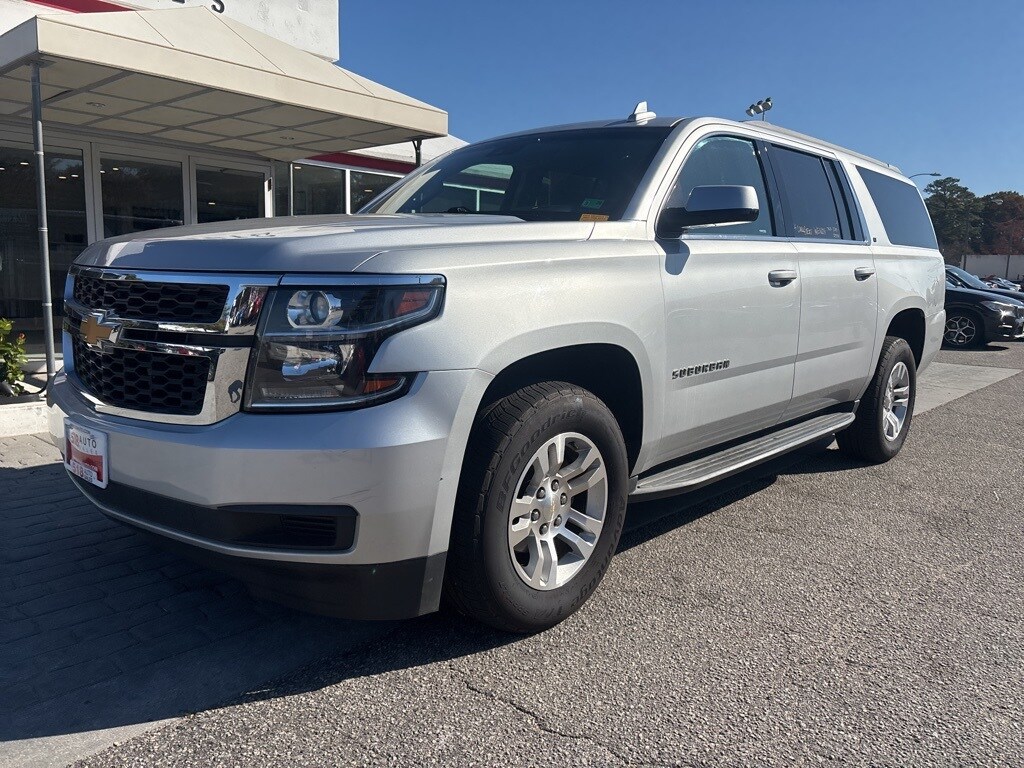 2018 Chevrolet Suburban LT photo 2