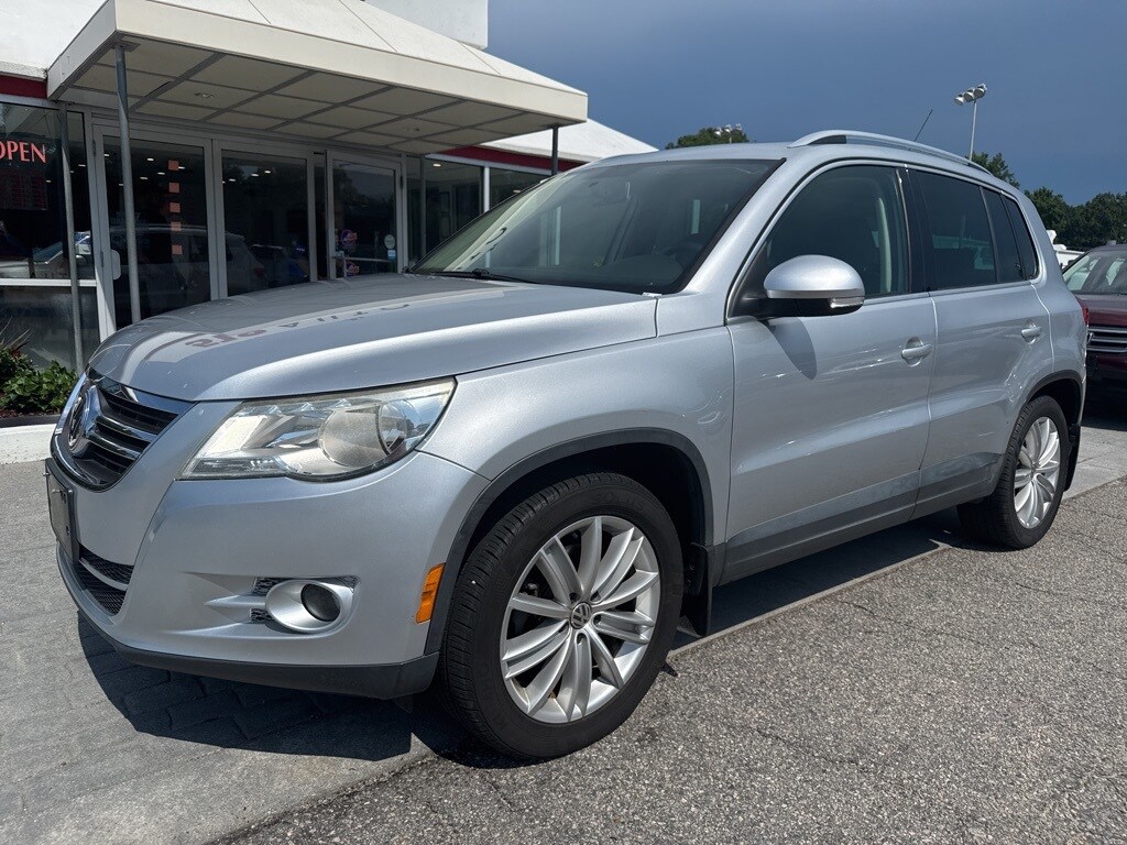 2011 Volkswagen Tiguan SEL photo 2
