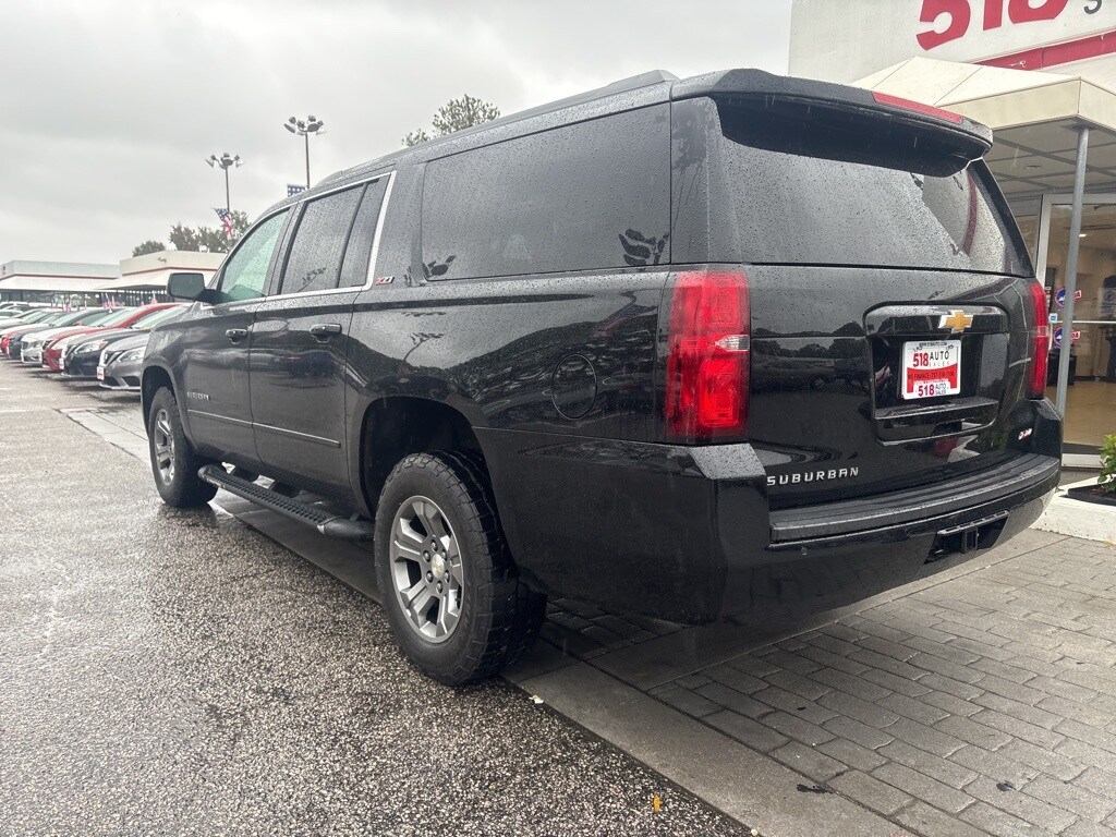 2020 Chevrolet Suburban LT photo 3