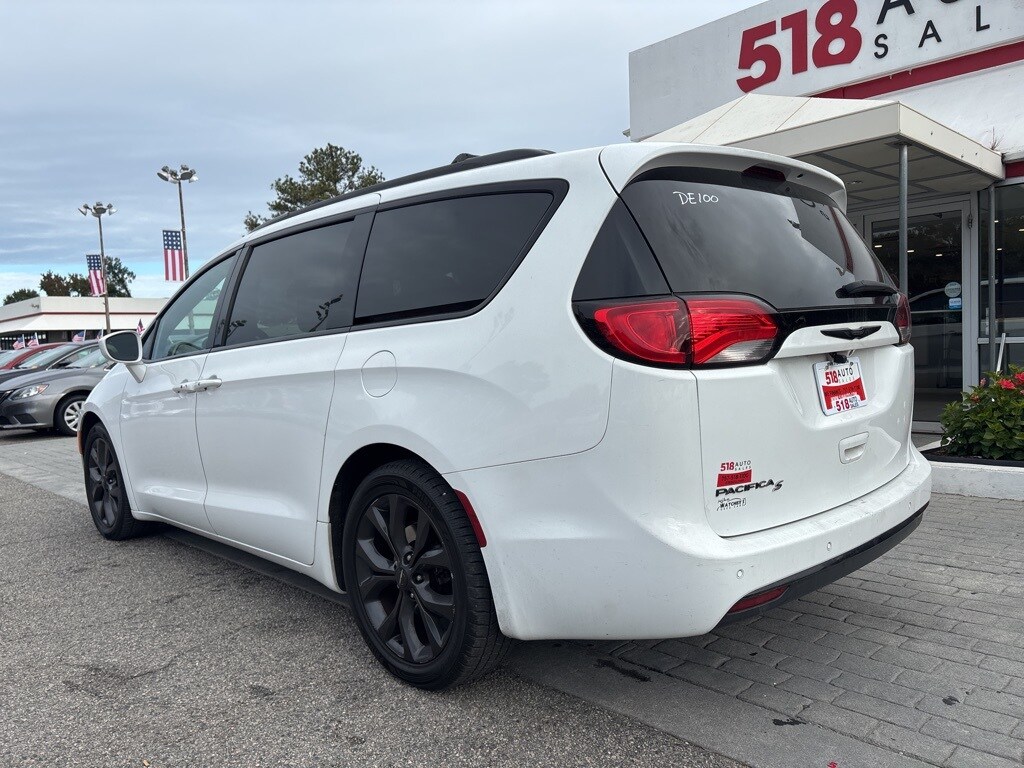 2018 Chrysler Pacifica Touring Plus photo 3