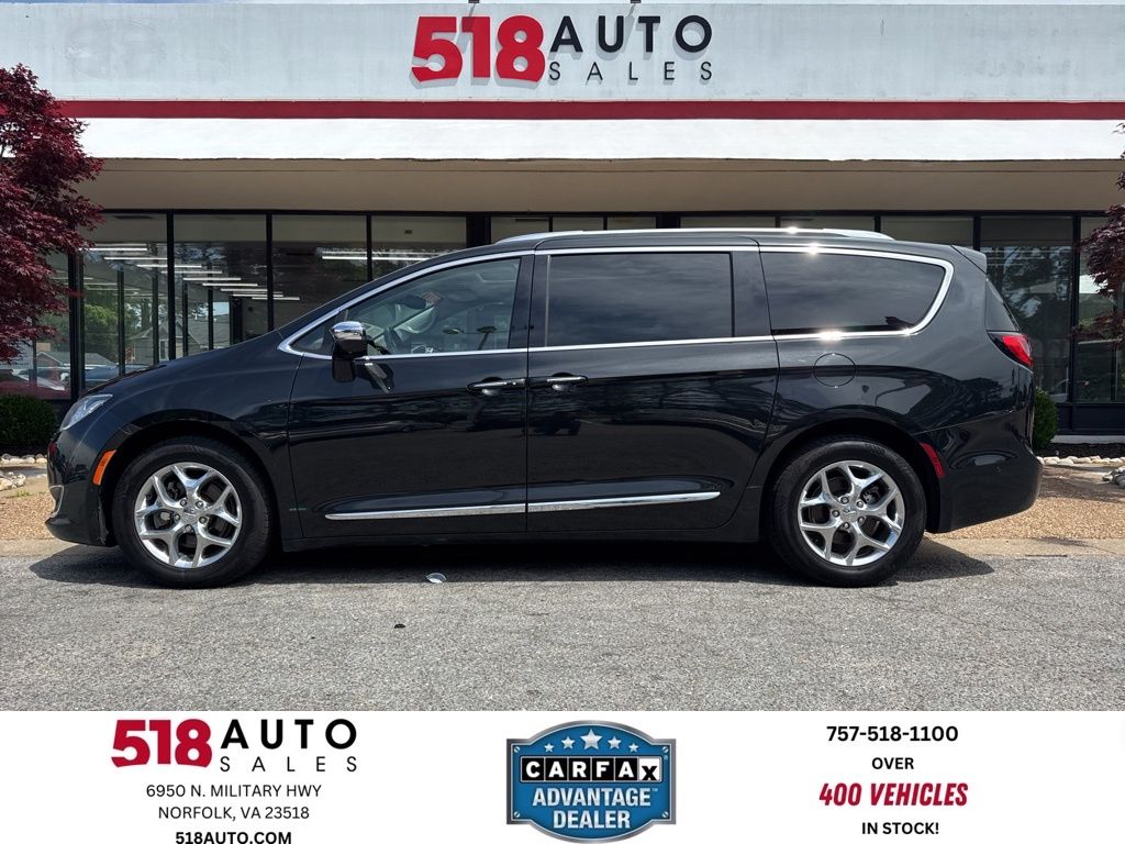2017 Chrysler Pacifica Limited's photo