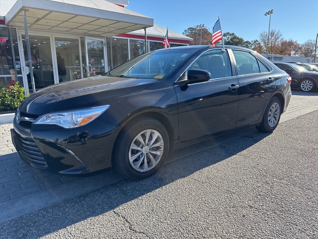 2016 Toyota Camry LE photo 3