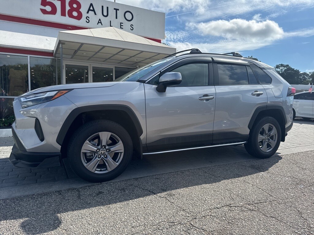 2022 Toyota RAV4 XLE photo 2