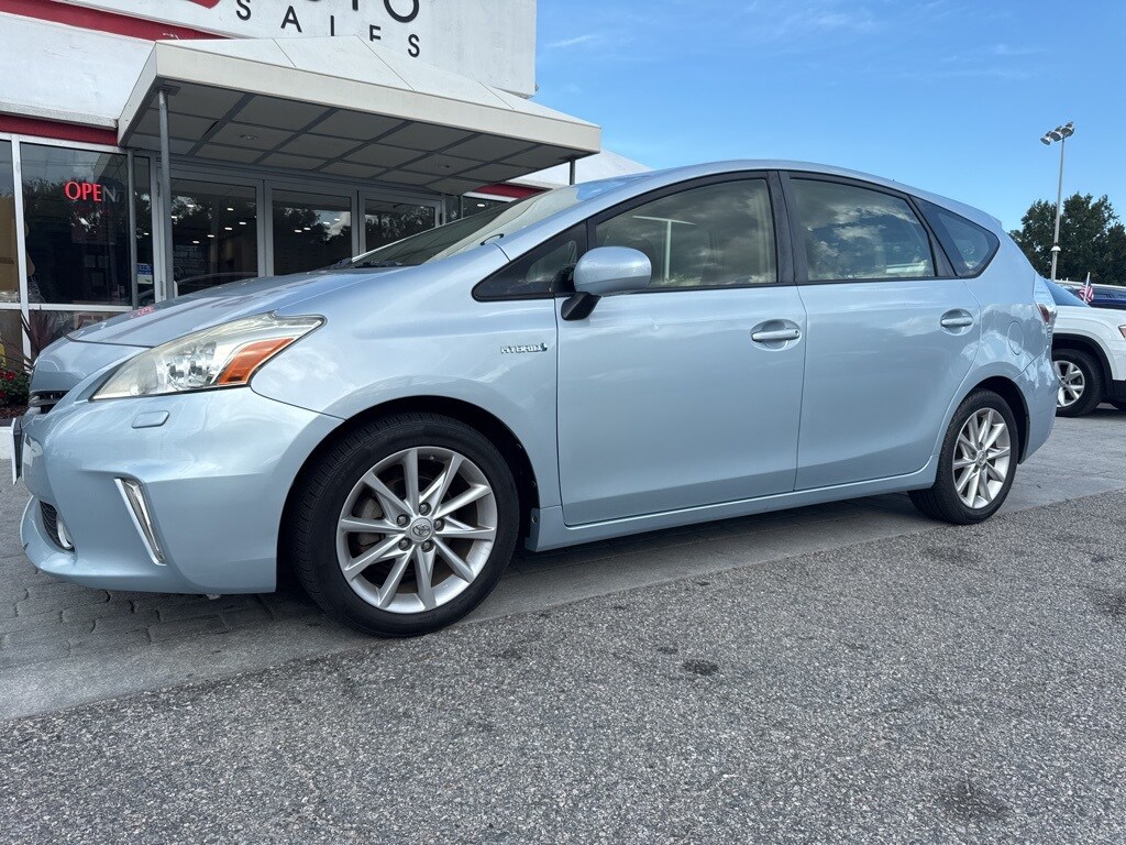 2014 Toyota Prius V Five photo 2