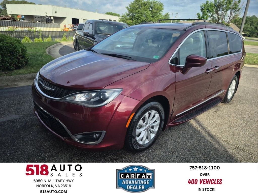 2017 Chrysler Pacifica Touring-L's photo