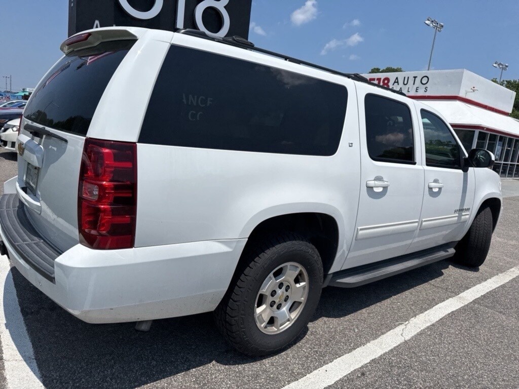 2014 Chevrolet Suburban 1500 LT photo 3