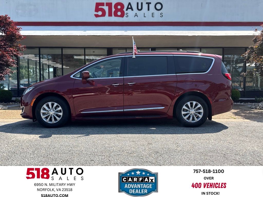 2017 Chrysler Pacifica Touring-L's photo