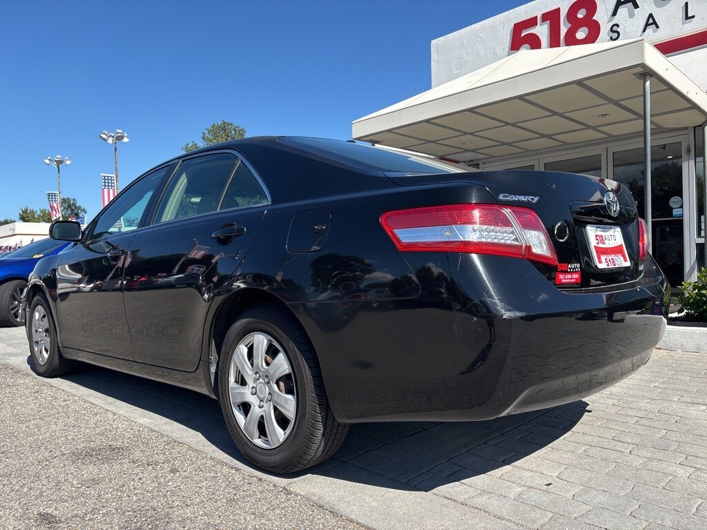 2011 Toyota Camry LE photo 3