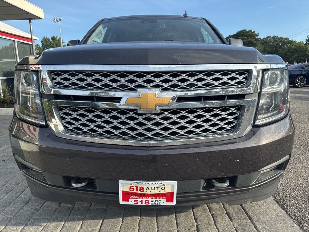 2017 Chevrolet Suburban LT photo 3