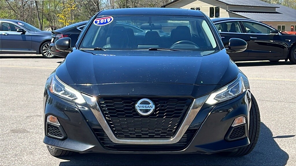 2019 Nissan Altima SR photo 3
