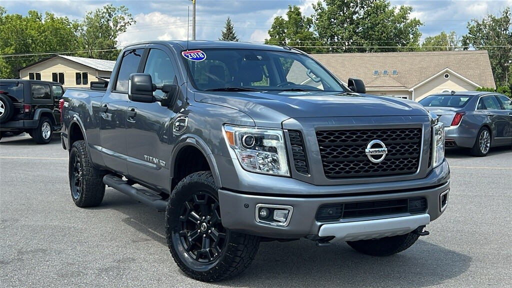 2018 Nissan Titan Crew Cab S photo 2
