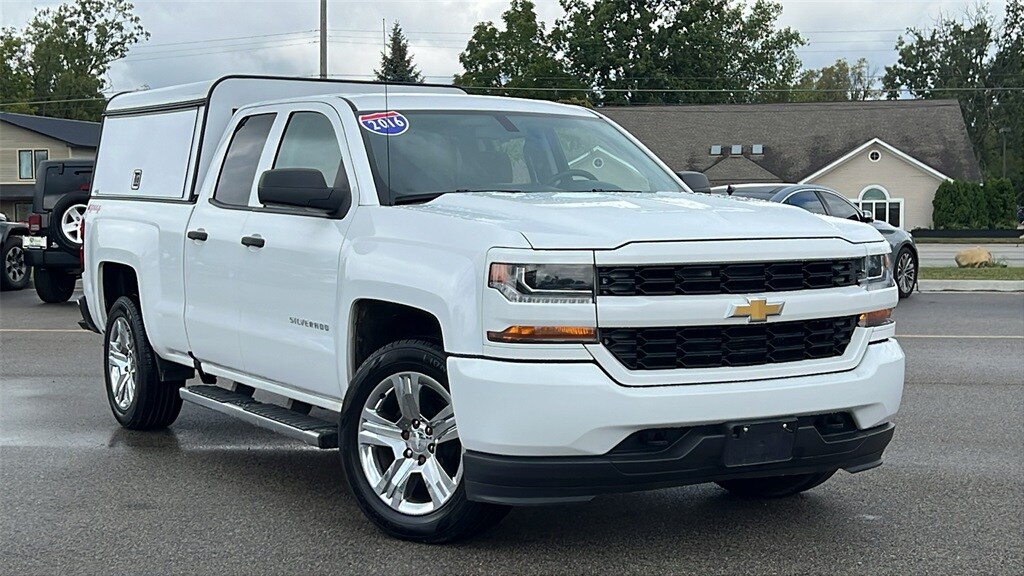 2016 Chevrolet Silverado 1500 Custom photo 2