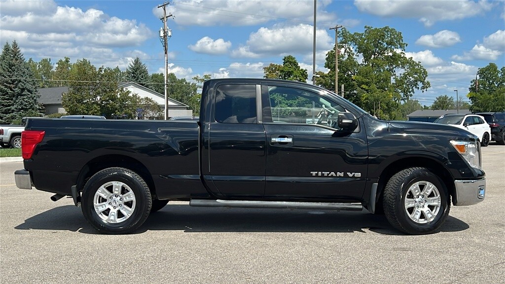 2018 Nissan Titan SV photo 3