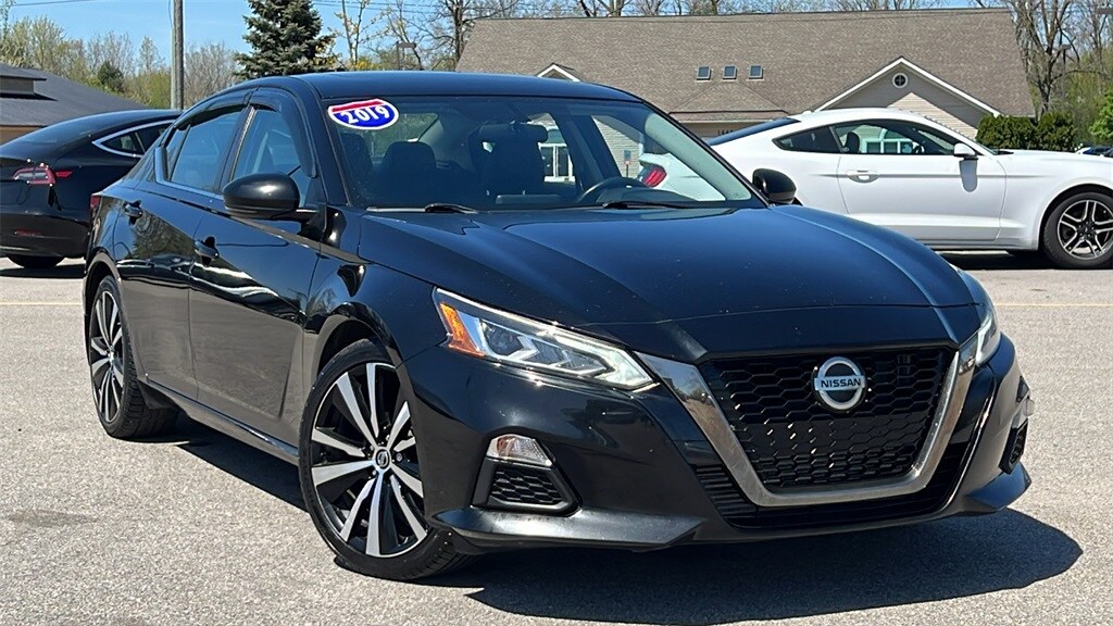 2019 Nissan Altima SR photo 2