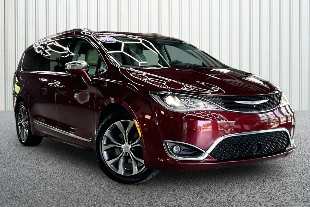 2017 Chrysler Pacifica Limited's photo
