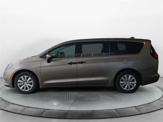 2018 Chrysler Pacifica L photo 2