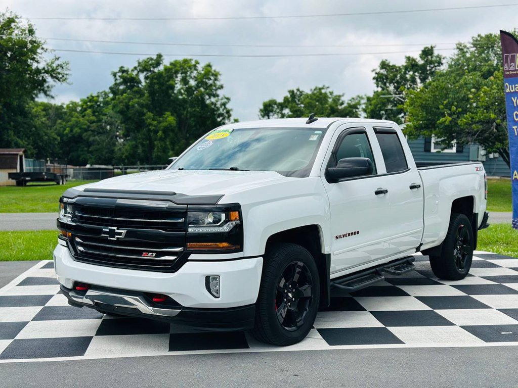 2018 Chevrolet Silverado 1500 LT photo 2