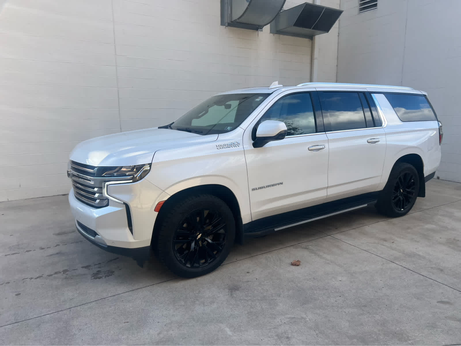 2023 Chevrolet Suburban High Country photo 2