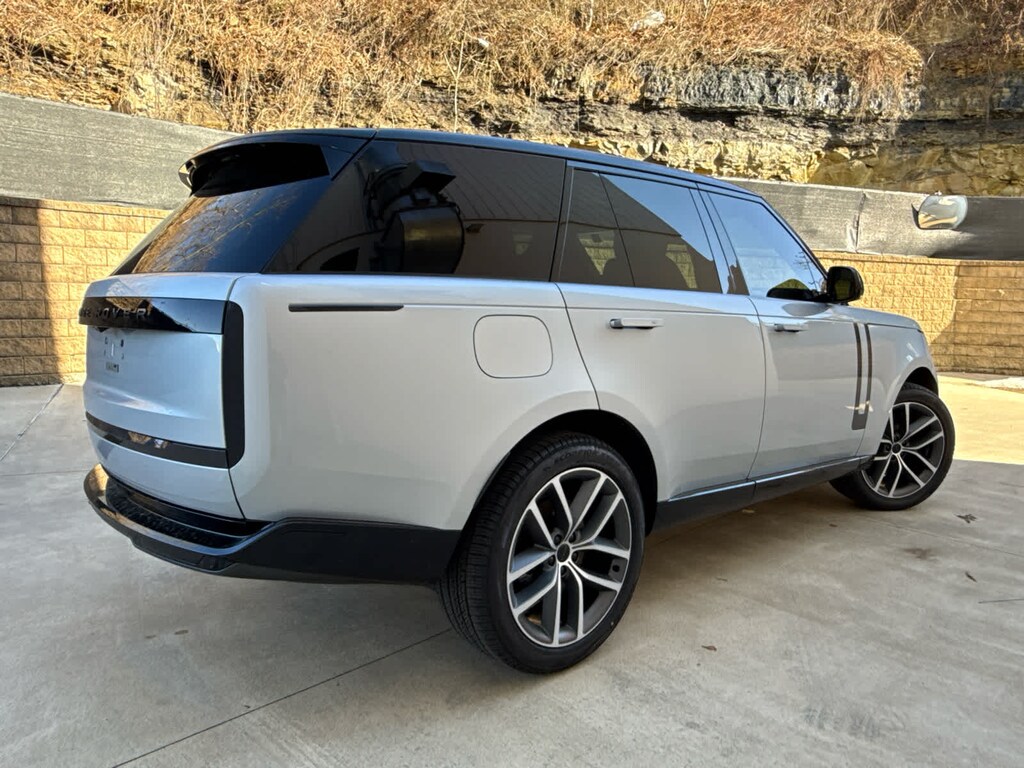 Used 2025 Land Rover Range Rover P400 SE SUV