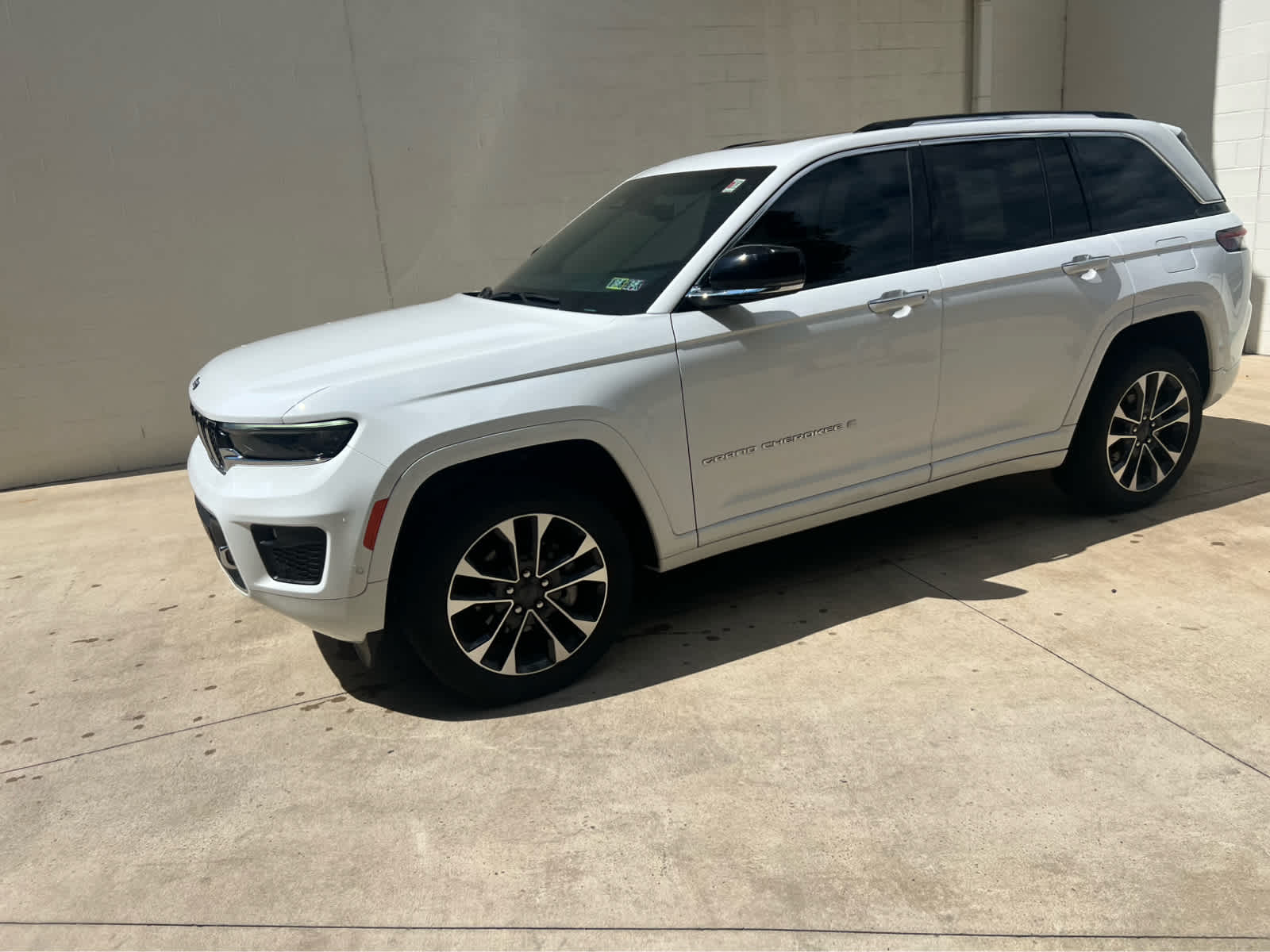 2023 Jeep Grand Cherokee Overland photo 2