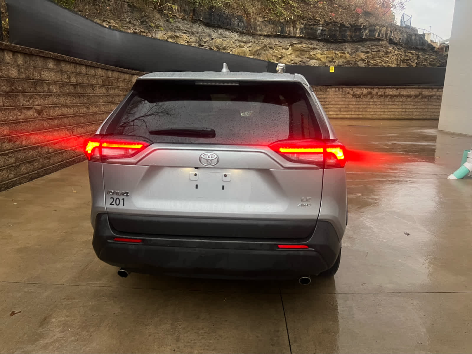 2022 Toyota RAV4 LE photo 4