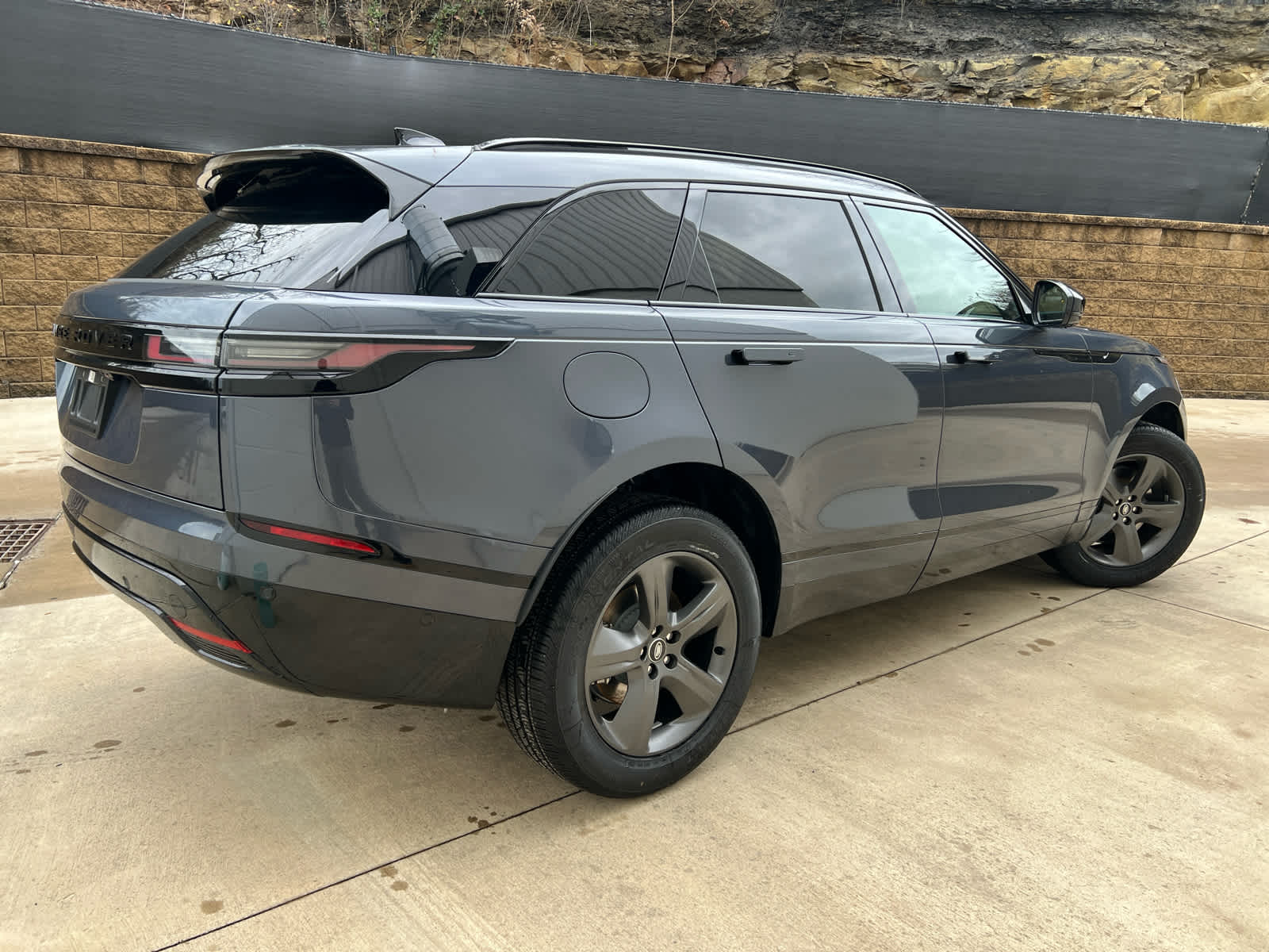 2025 Land Rover Range Rover Velar P250 Dynamic SE photo 3