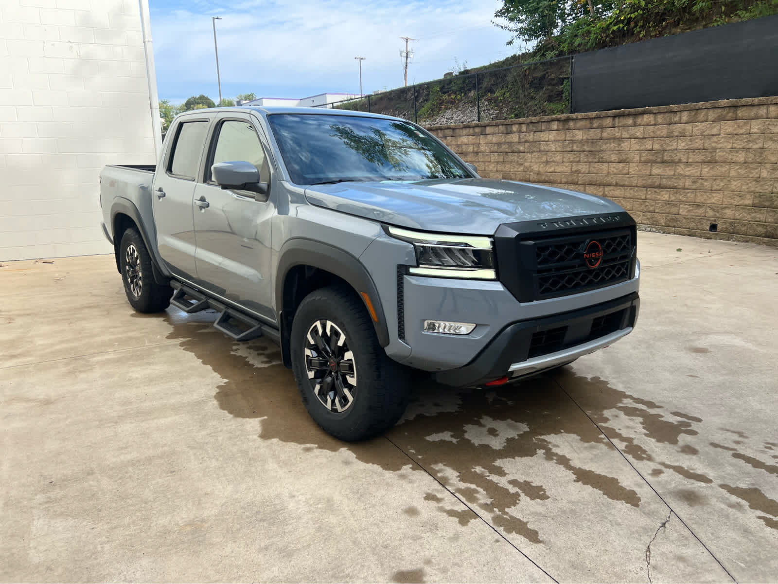 2022 Nissan Frontier Crew Cab photo 2