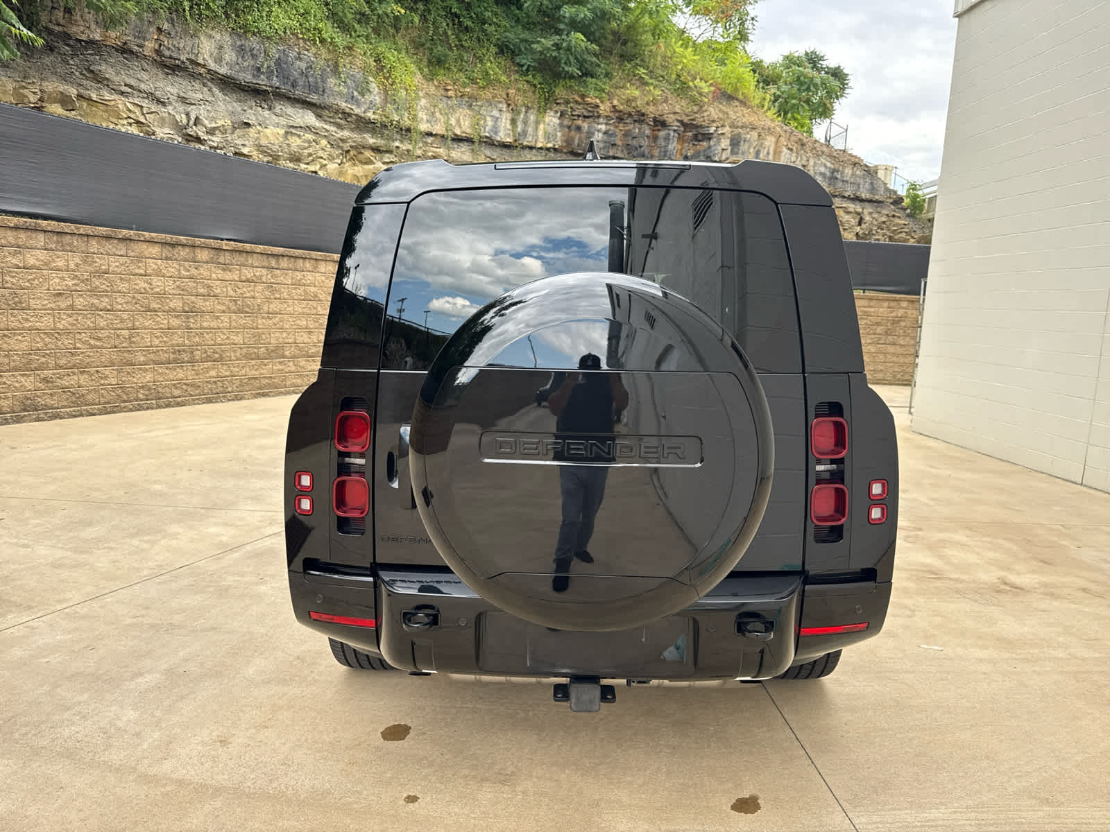 2024 Land Rover Defender 130 X-Dynamic SE photo 4