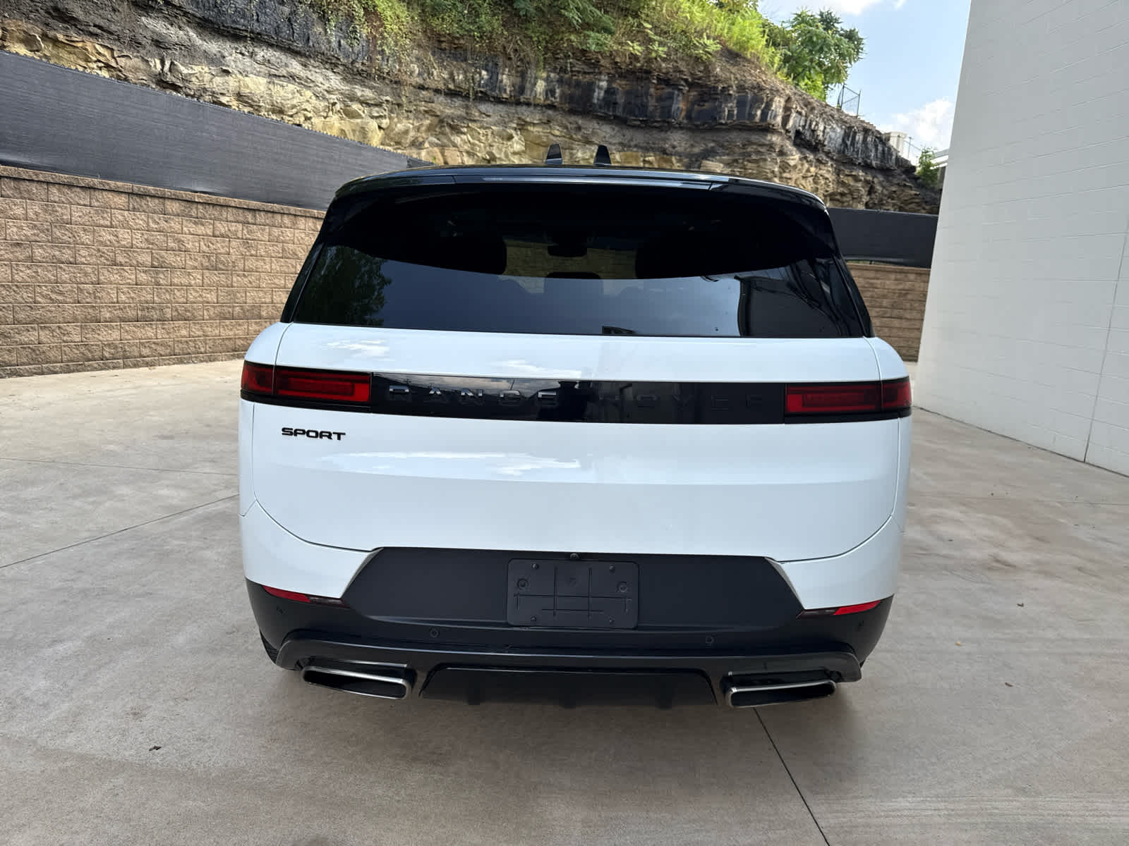 2024 Land Rover Range Rover Sport SE photo 3