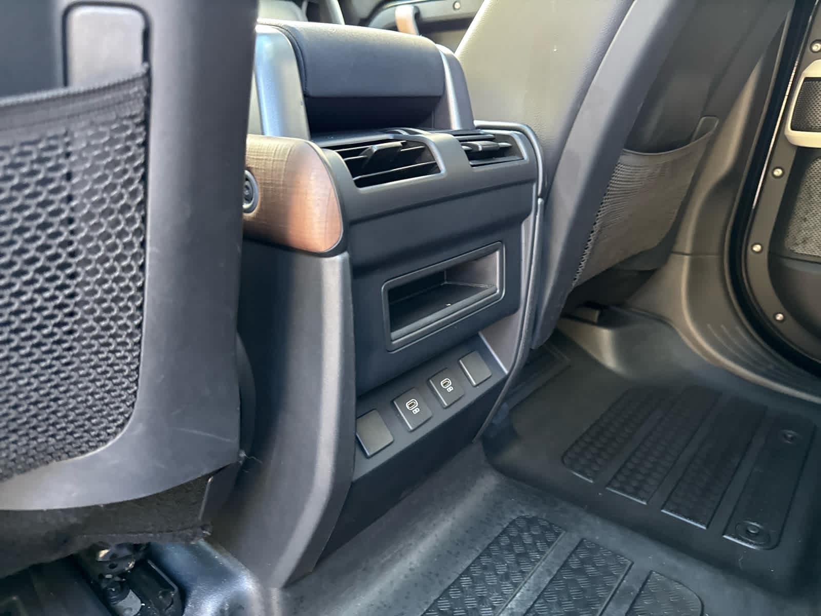 2023 Land Rover Defender X-Dynamic SE - Photo 16