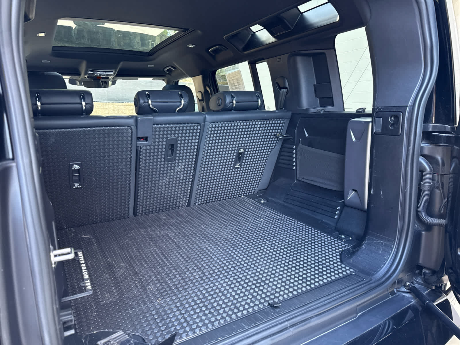2023 Land Rover Defender X-Dynamic SE - Photo 17