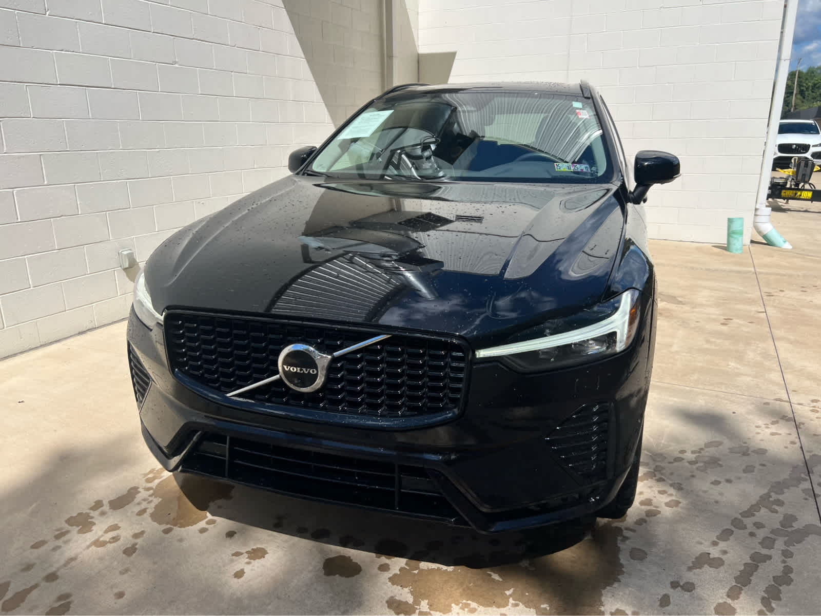 2023 Volvo XC60 B5 Plus photo 2