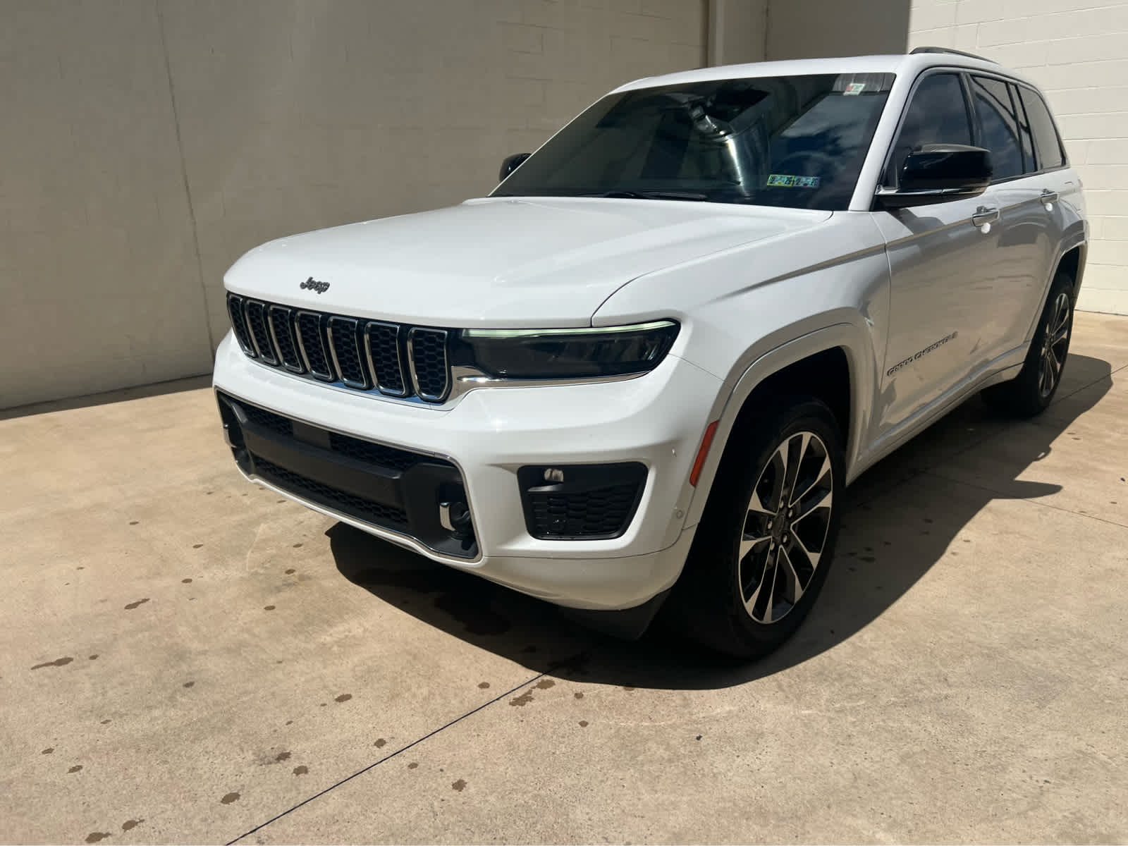 2023 Jeep Grand Cherokee Overland photo 3