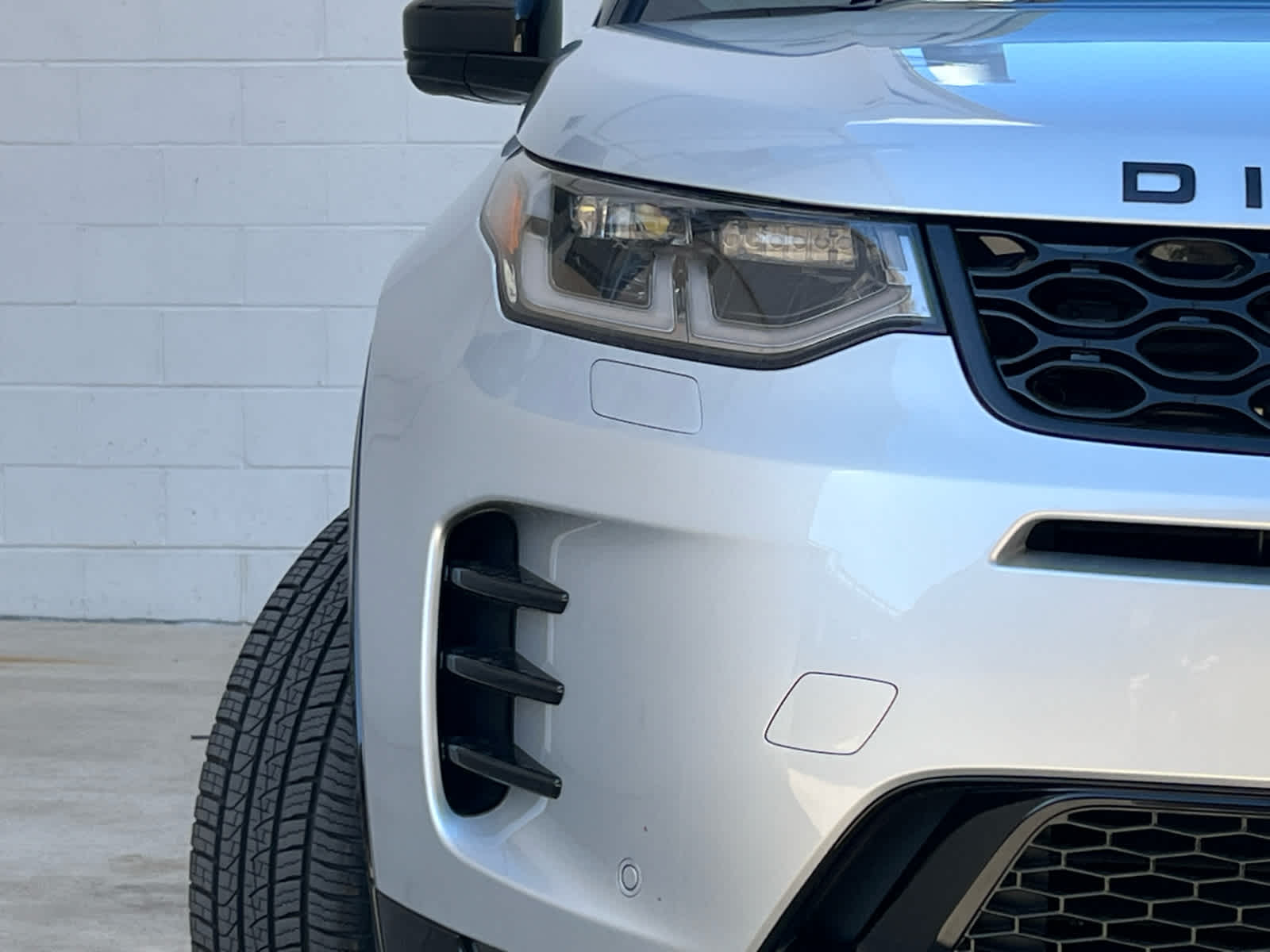 2025 Land Rover Discovery Sport Dynamic SE photo 2