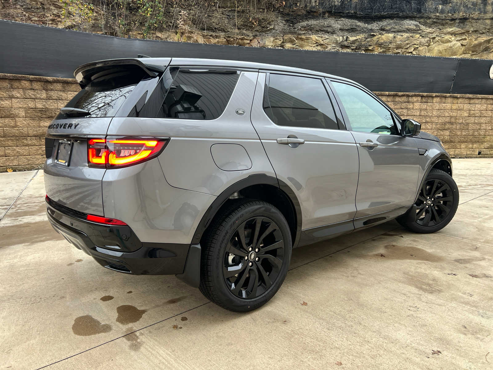 2025 Land Rover Discovery Sport Dynamic SE photo 3