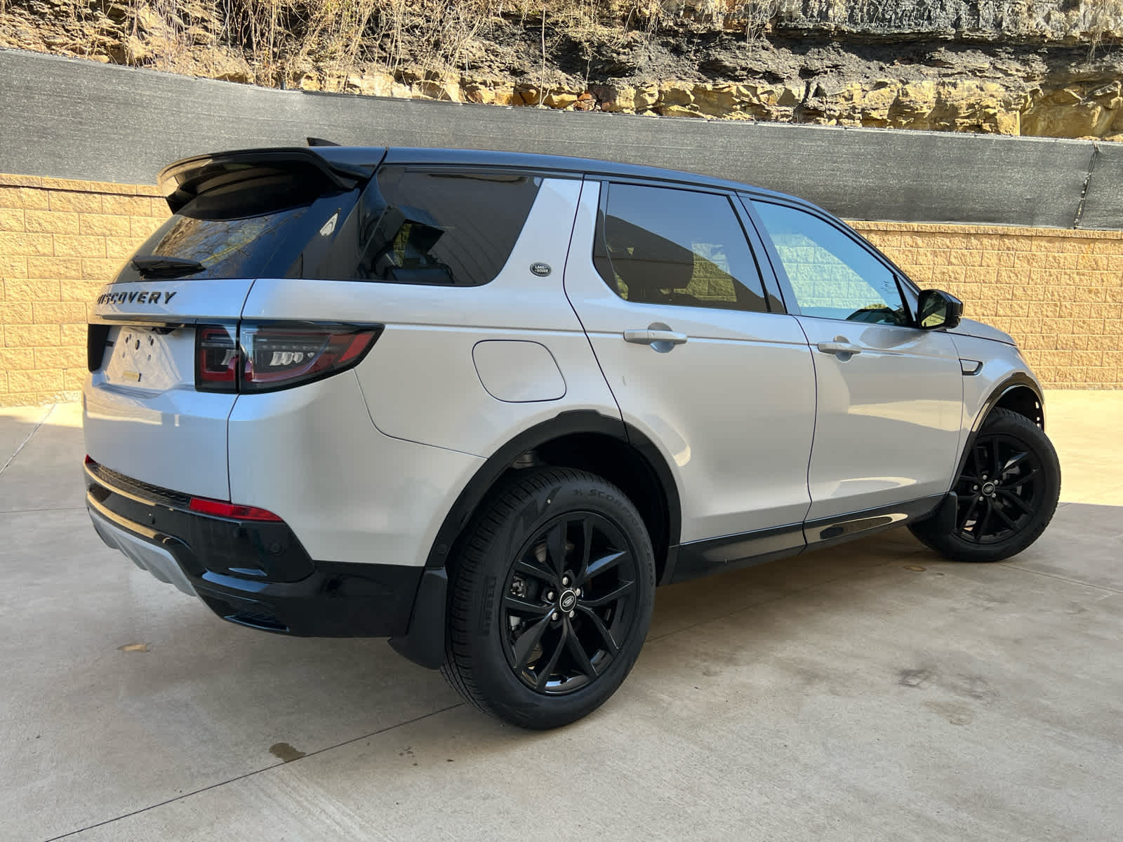 2025 Land Rover Discovery Sport Dynamic SE photo 3