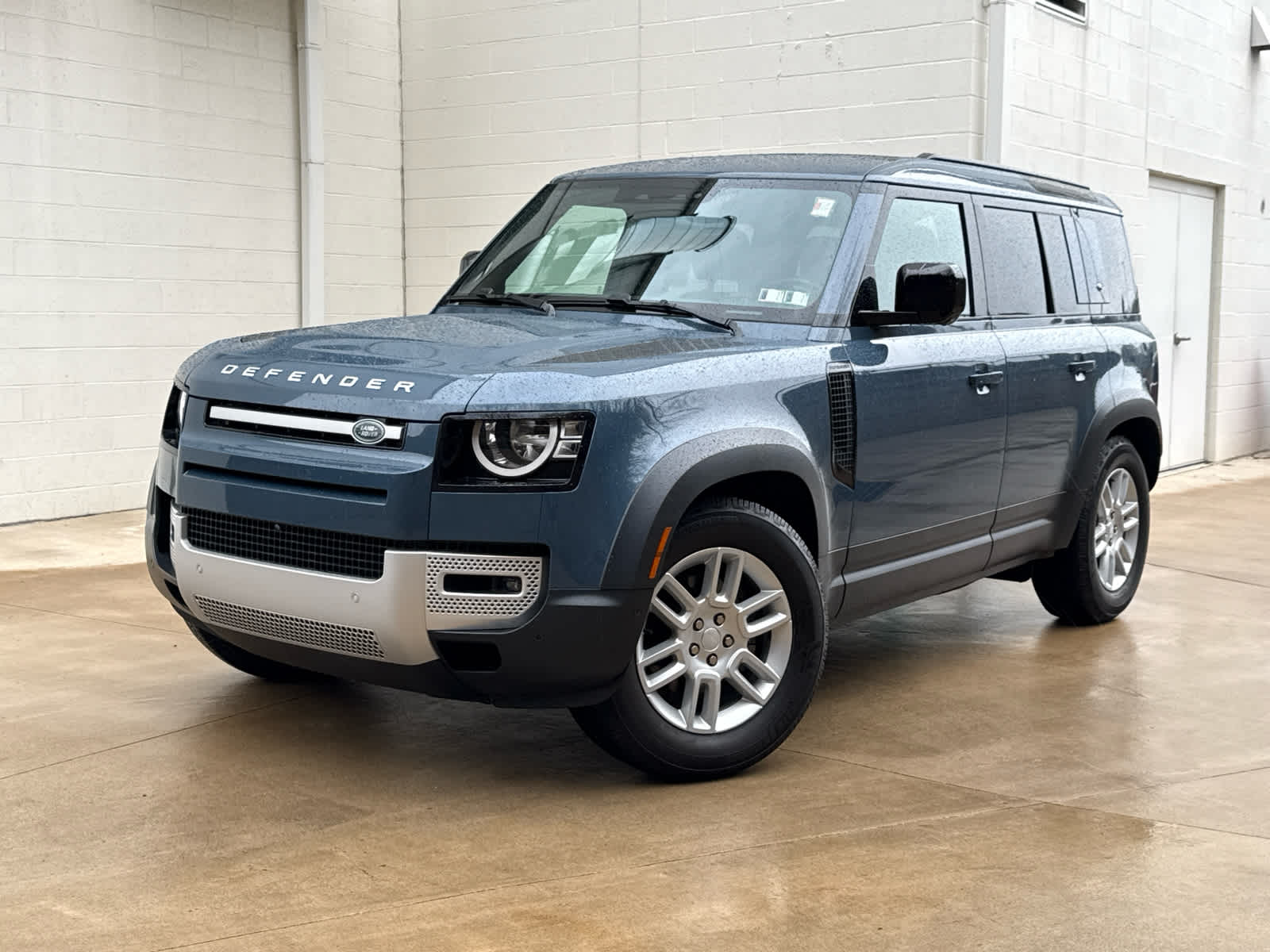 2023 Land Rover Defender S's photo