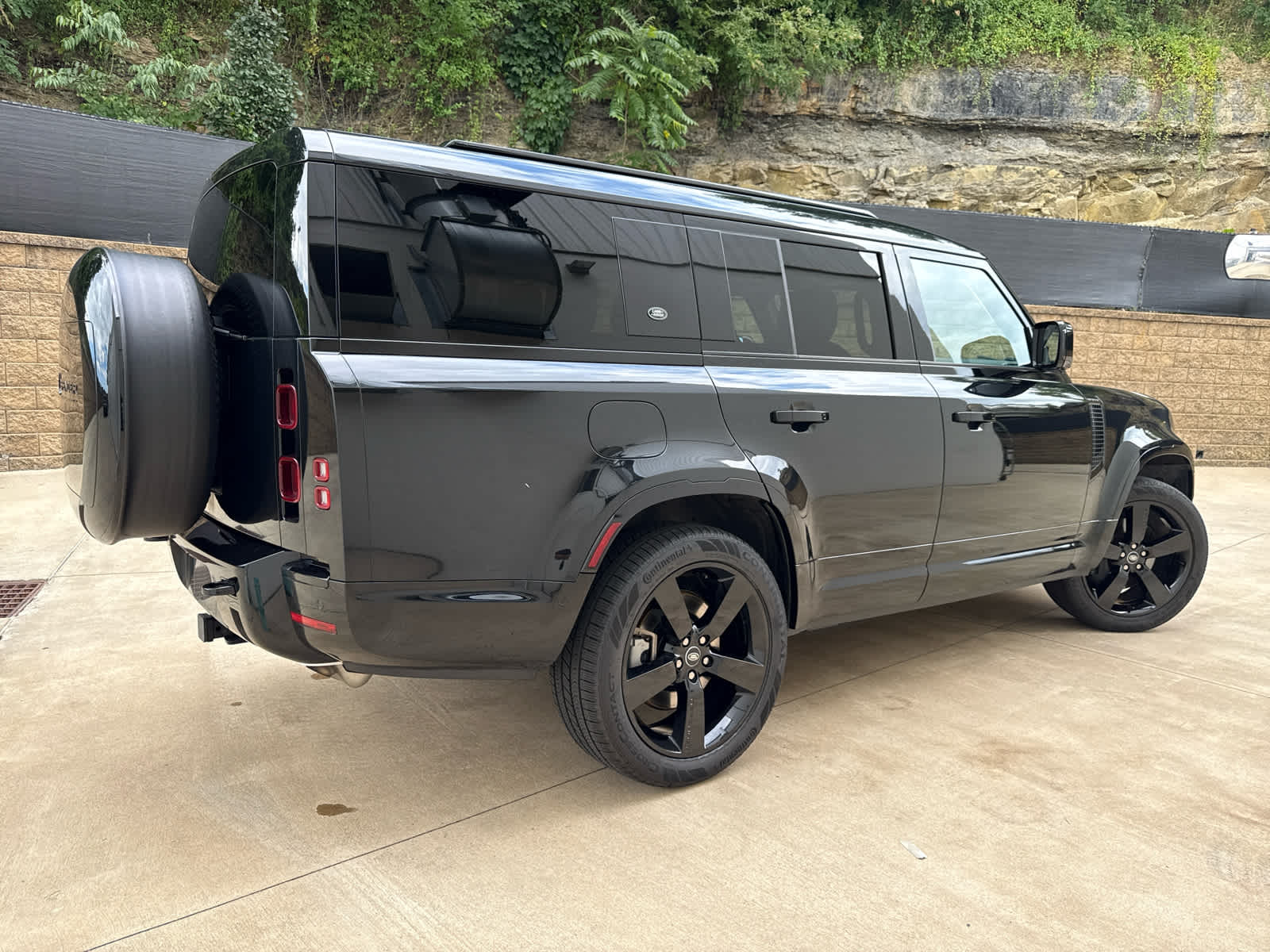 2024 Land Rover Defender 130 X-Dynamic SE photo 3
