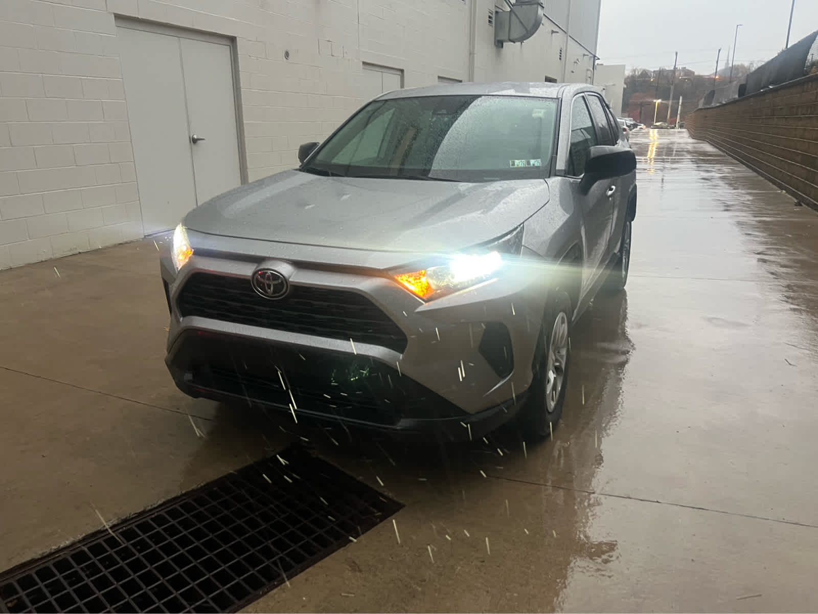 2022 Toyota RAV4 LE photo 2