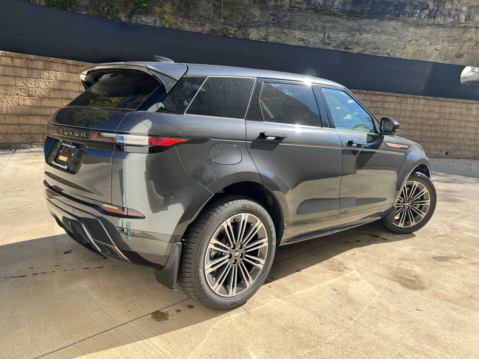 2025 Land Rover Range Rover Evoque Dynamic SE photo 2
