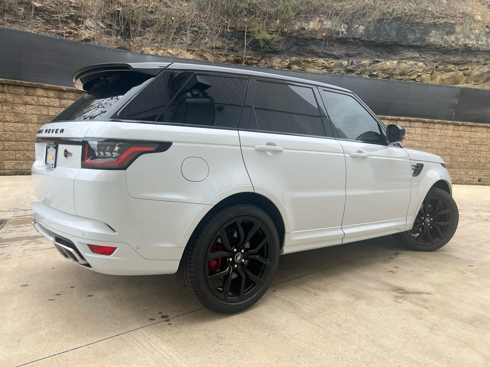 2022 Land Rover Range Rover Sport SVR photo 3