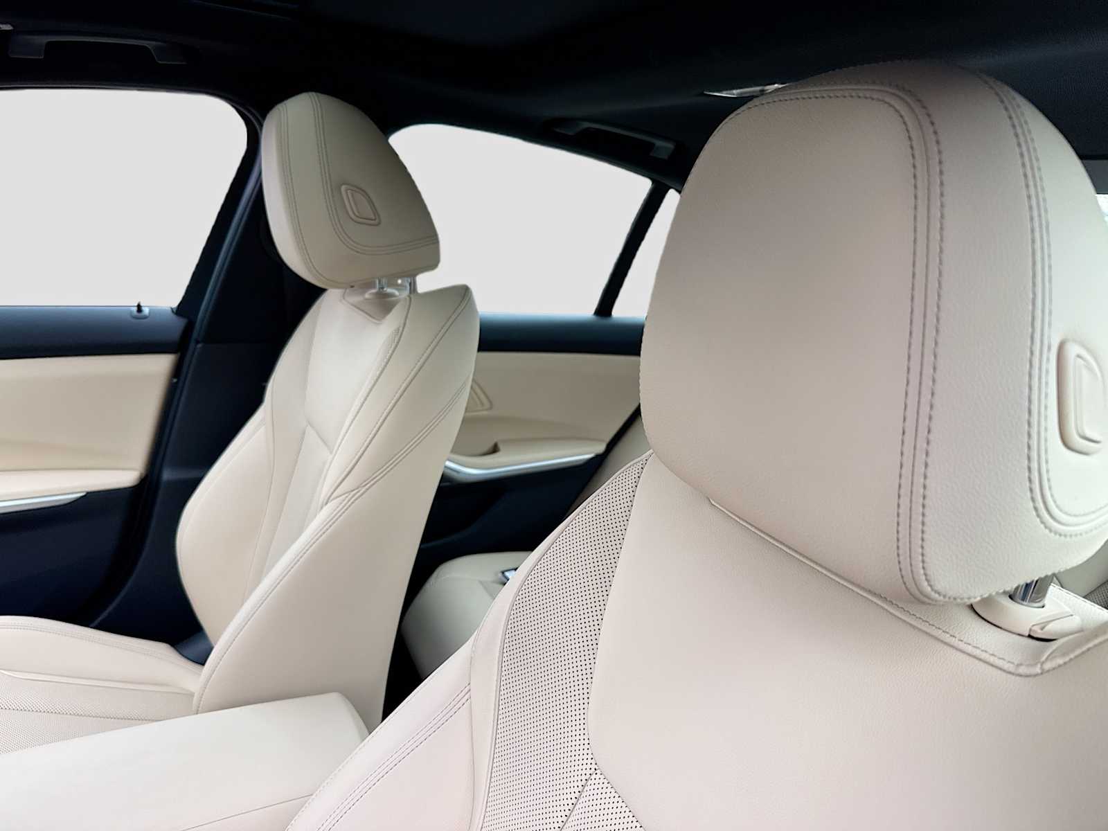 2025 BMW 3 Series 330i - Photo 16