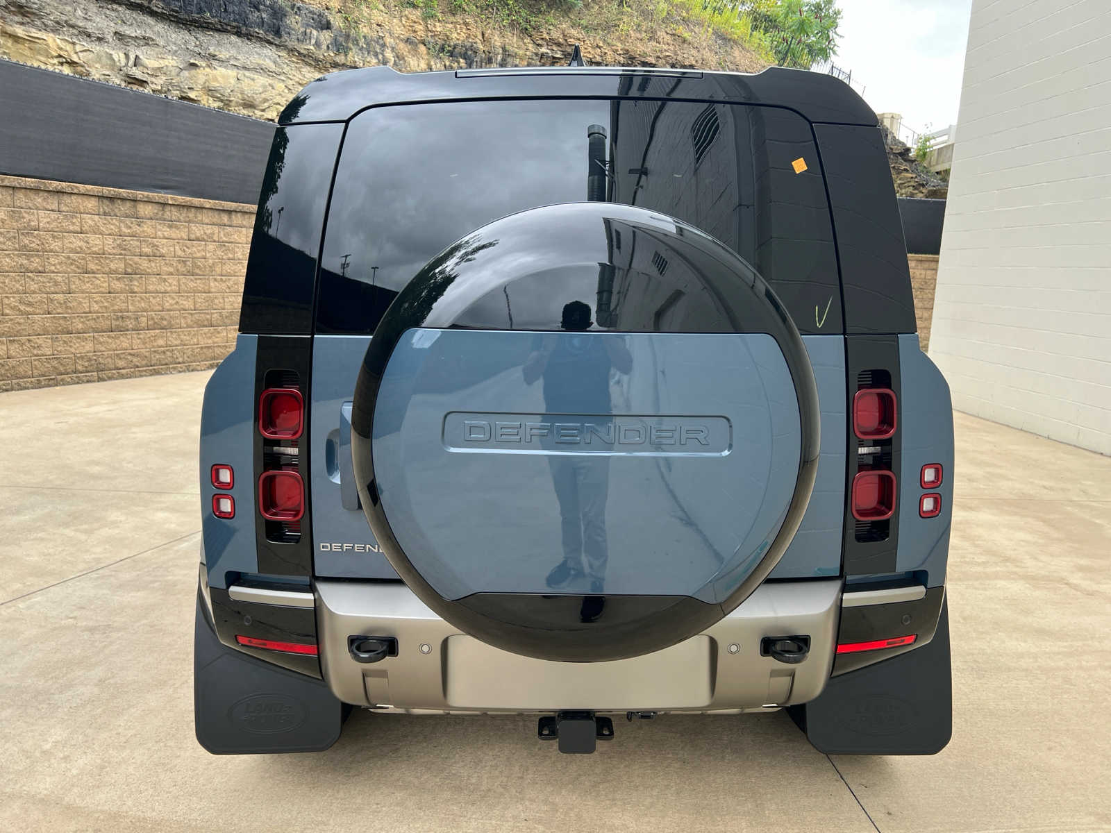 2024 Land Rover Defender X-Dynamic SE 110 photo 4